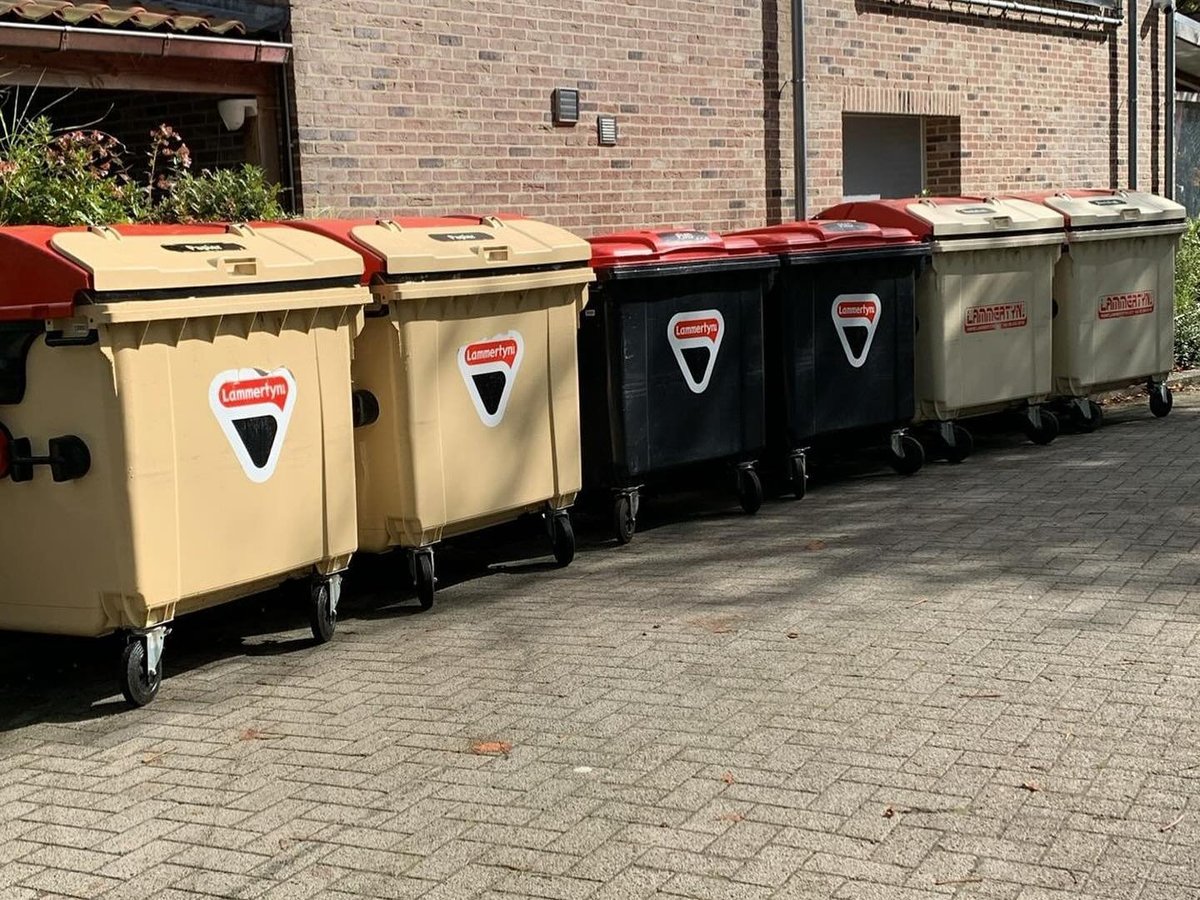 Rij gereinigde 1100L containers van Catering Lammertyn door WolfWash