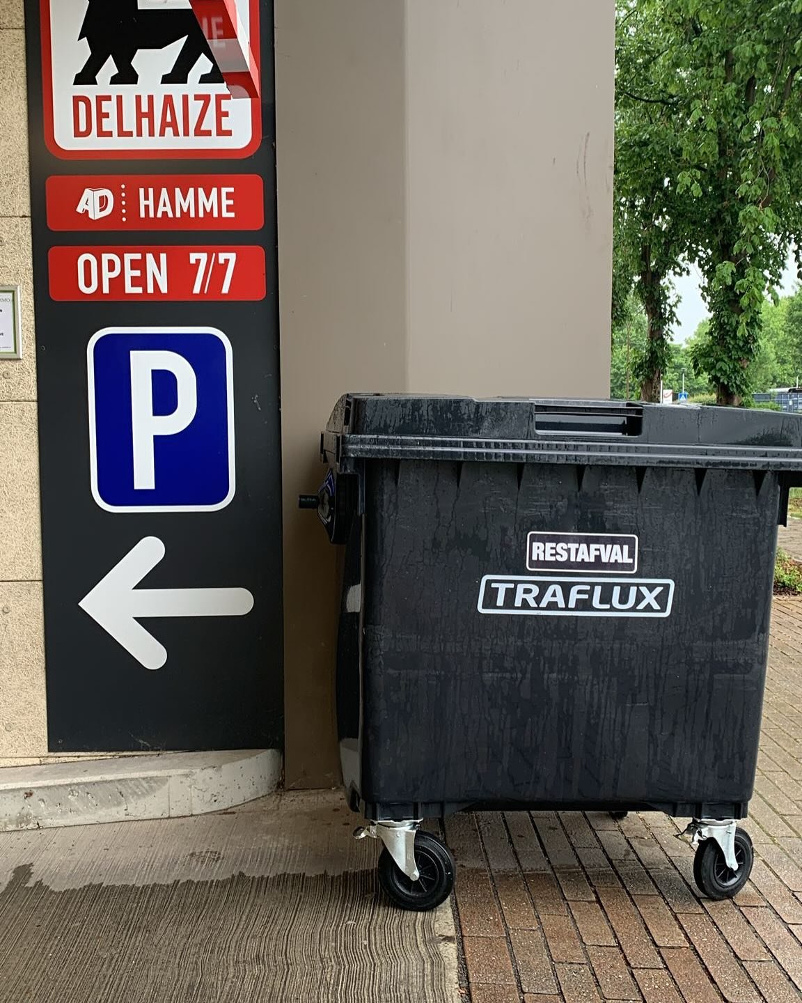 Gereinigde restafvalcontainer op Delhaize parking door WolfWash