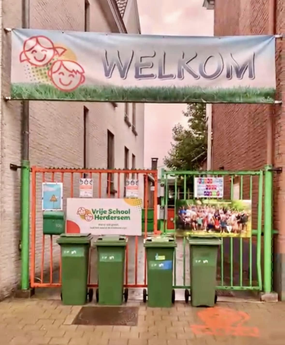 Containers van Vrije School Herdersem gereinigd door WolfWash