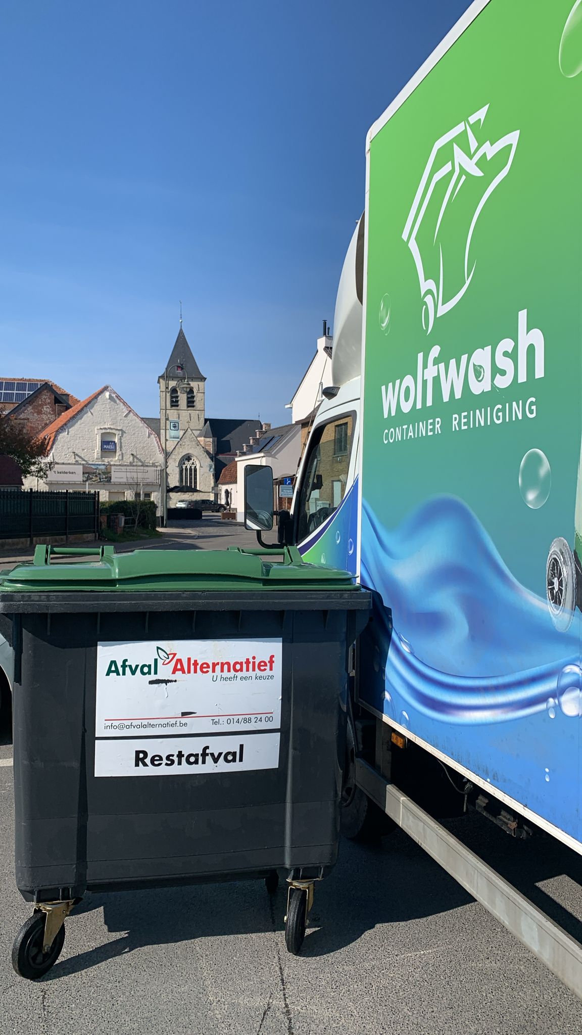 WolfWash truck reinigt bedrijfscontainer op locatie