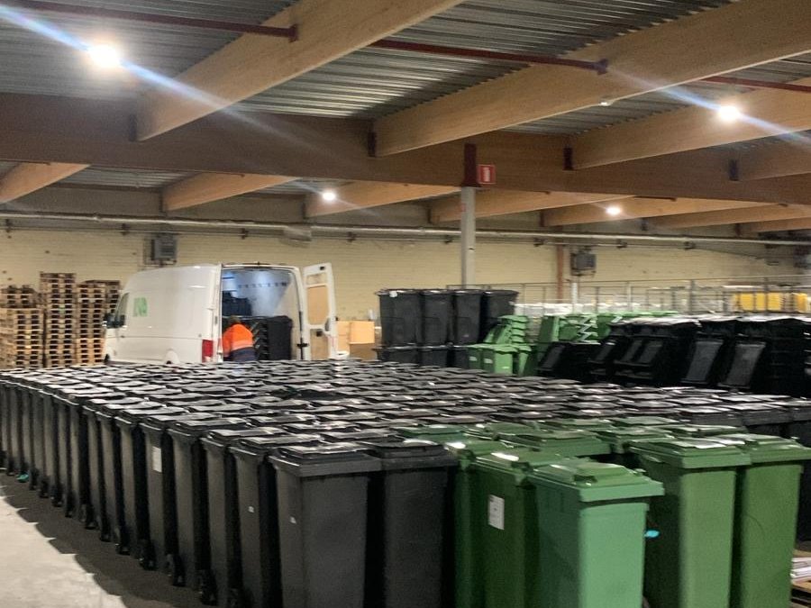 Magazijn met rolcontainers in voedingsbevoorrading
