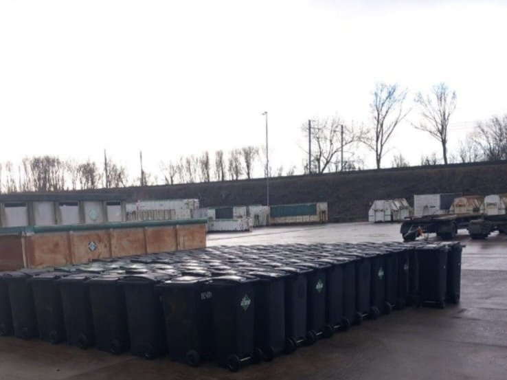 Gereinigde rolcontainers achter zorginstelling na WolfWash reiniging